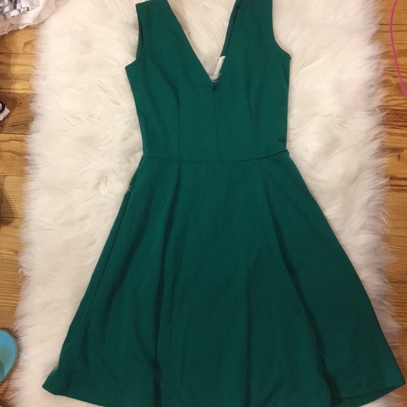 H&M Dresses & Skirts - H&M v-neck dress